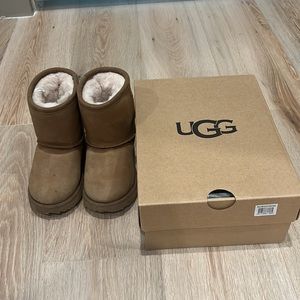 UGG Toddler Classic Short II Waterproot Boot with Box - Size 6